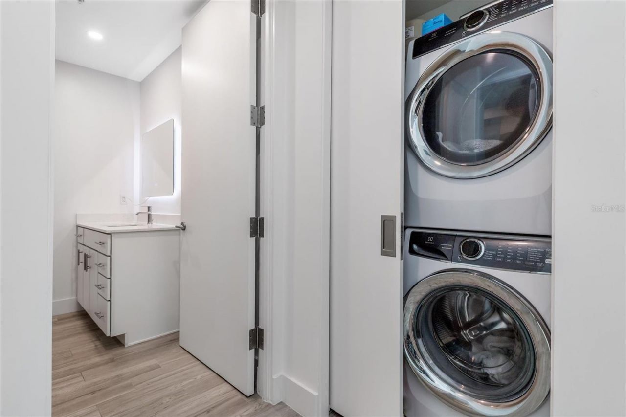 332 Cocoanut Avenue, Unit 411, Sarasota, FL 34236 Photo