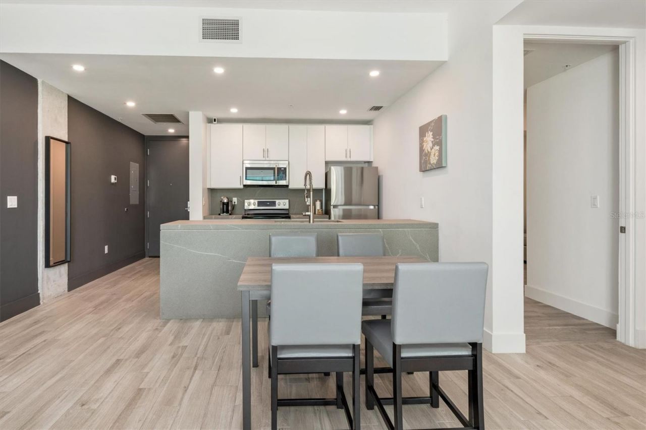 332 Cocoanut Avenue, Unit 411, Sarasota, FL 34236 Photo