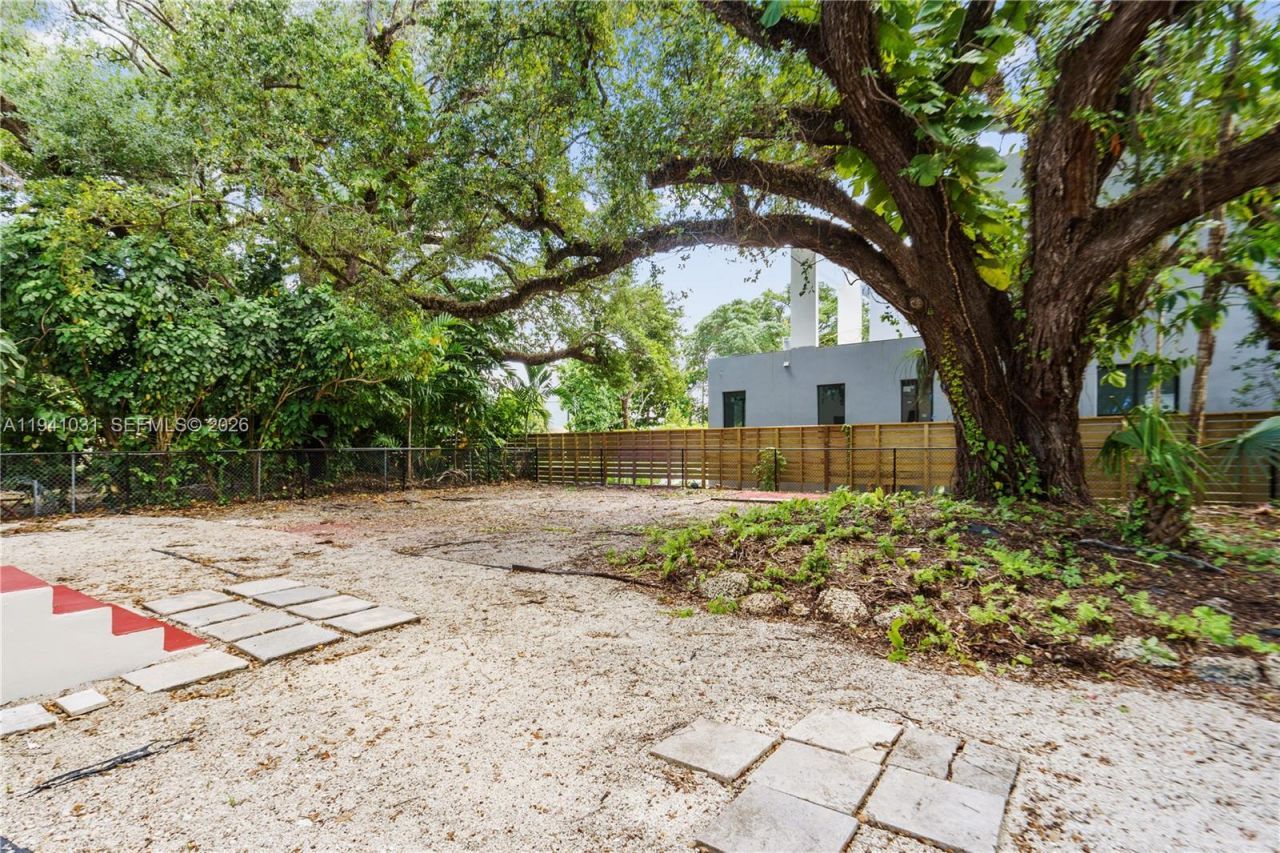 3202 Elizabeth St, Unit 3202, Miami, FL 33133 Photo