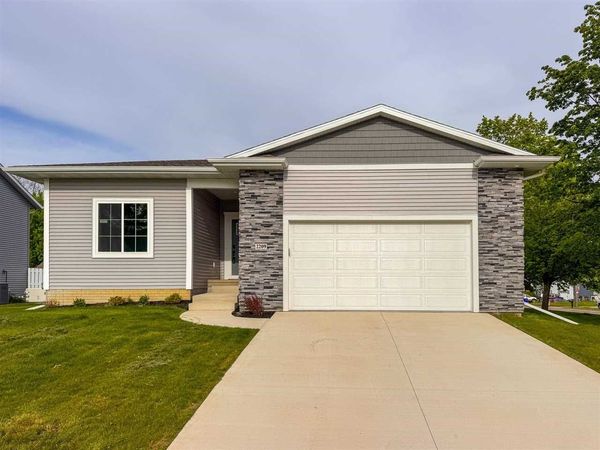 2209 Milligan Court, Cedar Rapids, IA 52404