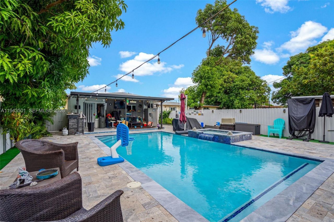 864 E 29th St , Hialeah, FL 33013 Photo