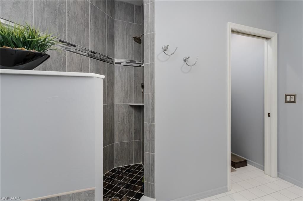 640 Lalique Cir, Unit 405, Naples, FL 34119 Photo