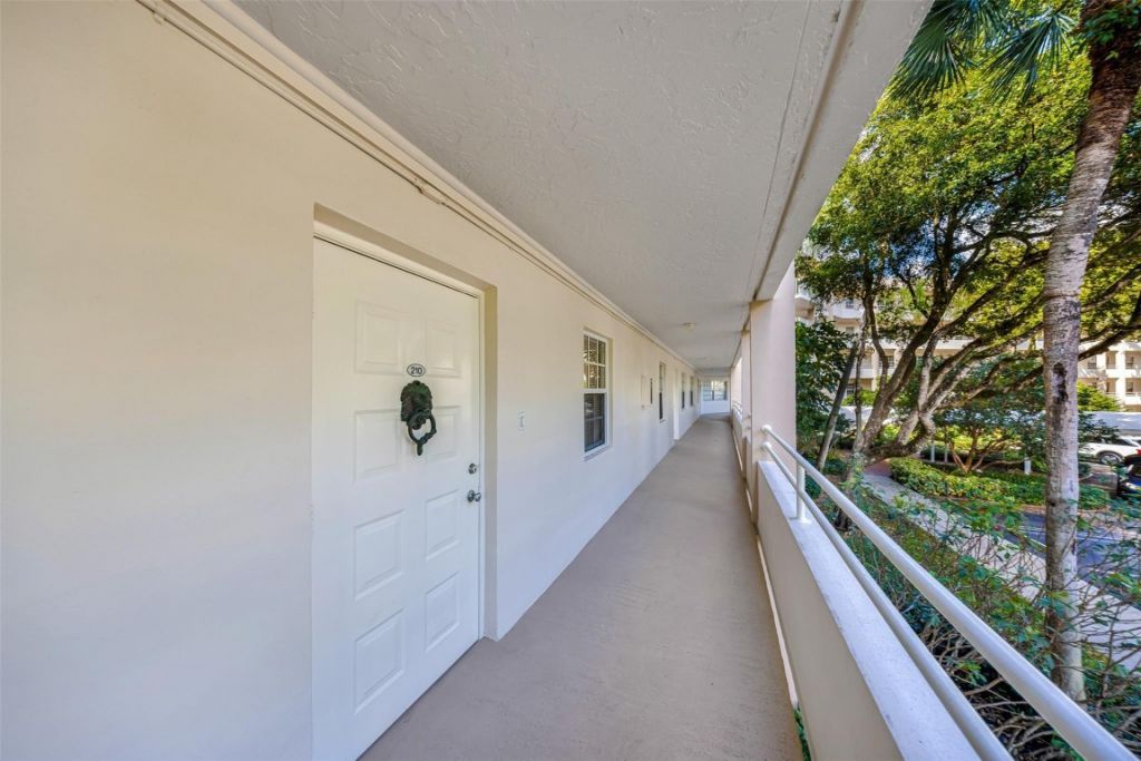 3980 Oaks Clubhouse Drive, Unit 210, Pompano Beach, FL 33069 Photo