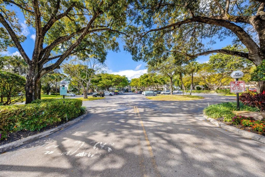 3980 Oaks Clubhouse Drive, Unit 210, Pompano Beach, FL 33069 Photo