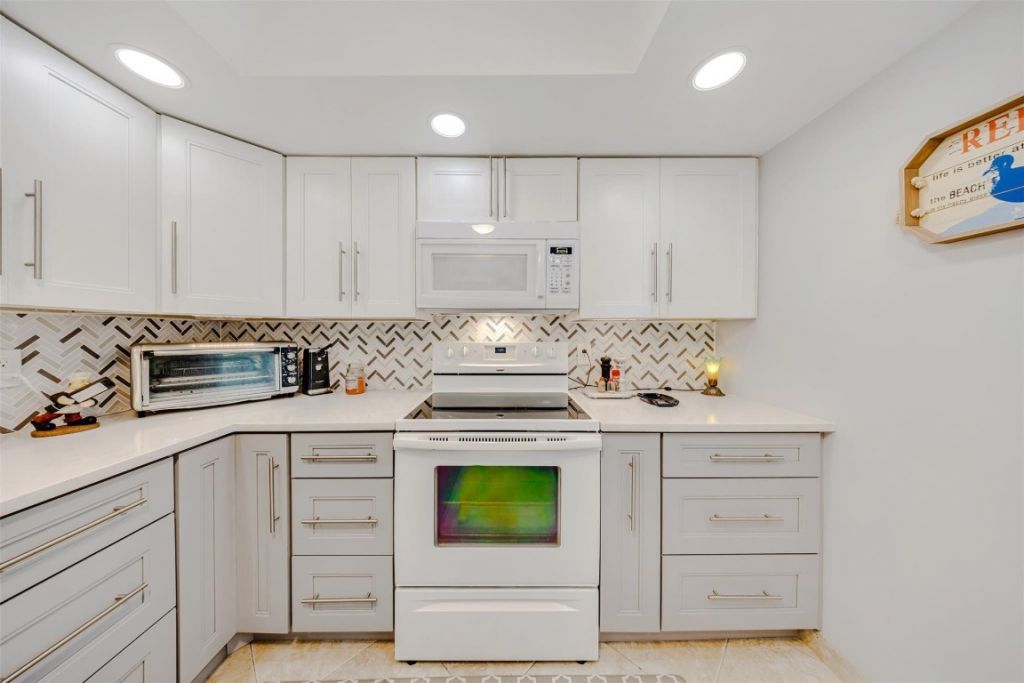 3980 Oaks Clubhouse Drive, Unit 210, Pompano Beach, FL 33069 Photo