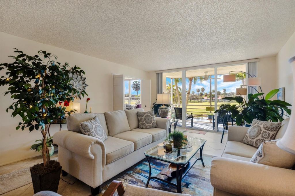 3980 Oaks Clubhouse Drive, Unit 210, Pompano Beach, FL 33069 Photo