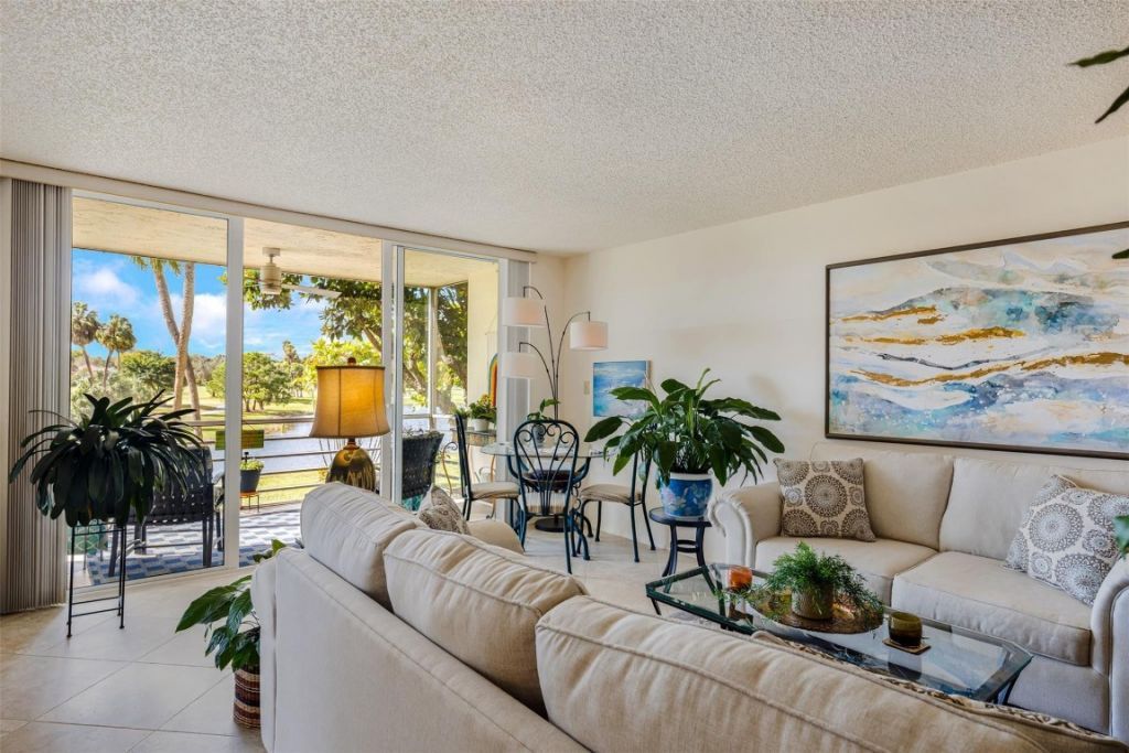 3980 Oaks Clubhouse Drive, Unit 210, Pompano Beach, FL 33069 Photo