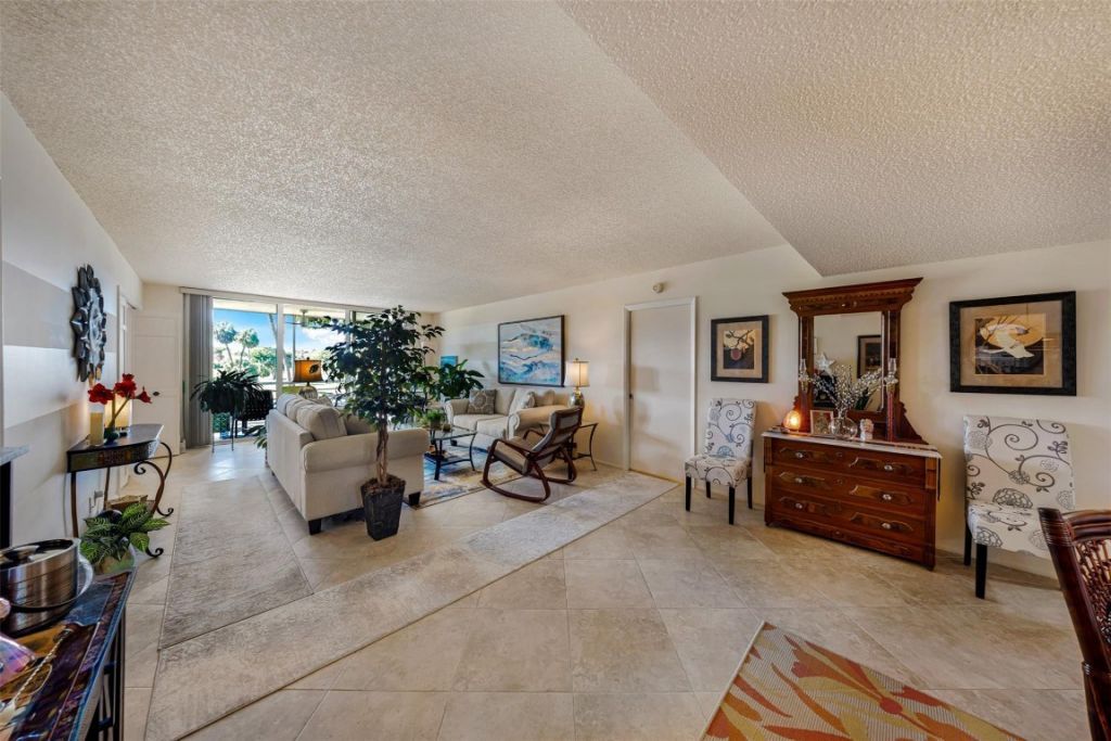 3980 Oaks Clubhouse Drive, Unit 210, Pompano Beach, FL 33069 Photo
