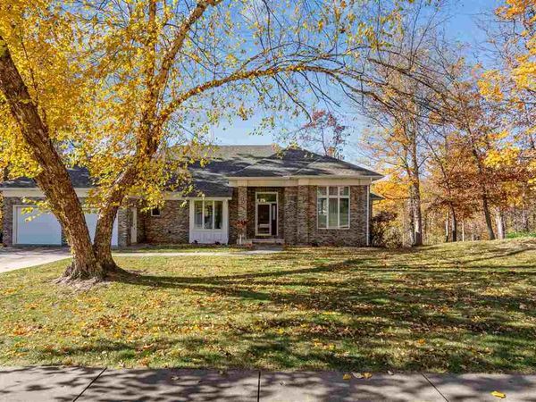 1919 SE Oak Knolls Ct, Cedar Rapids, IA 52403