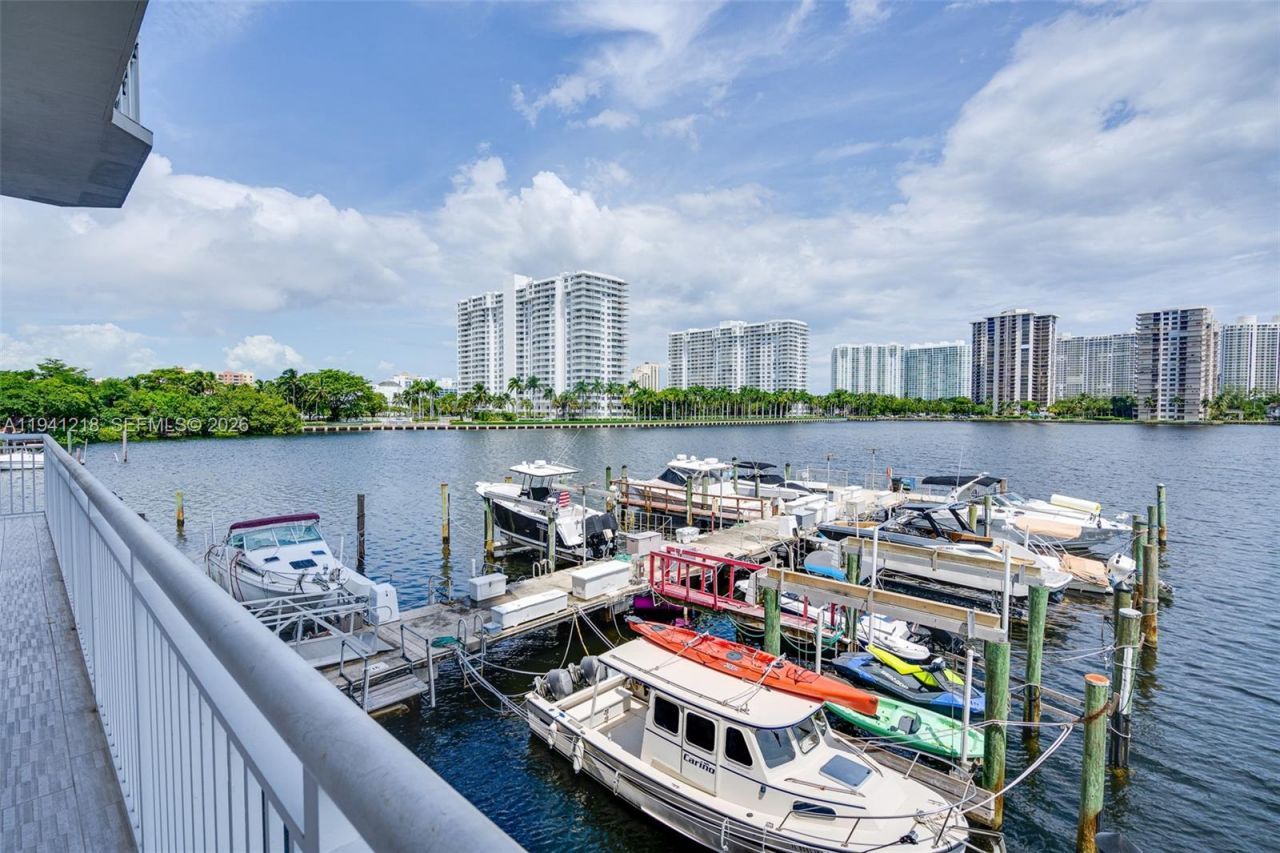 18041 Biscayne Blvd *boat Slip & Unit*, Unit 1605, Aventura, FL 33160 Photo