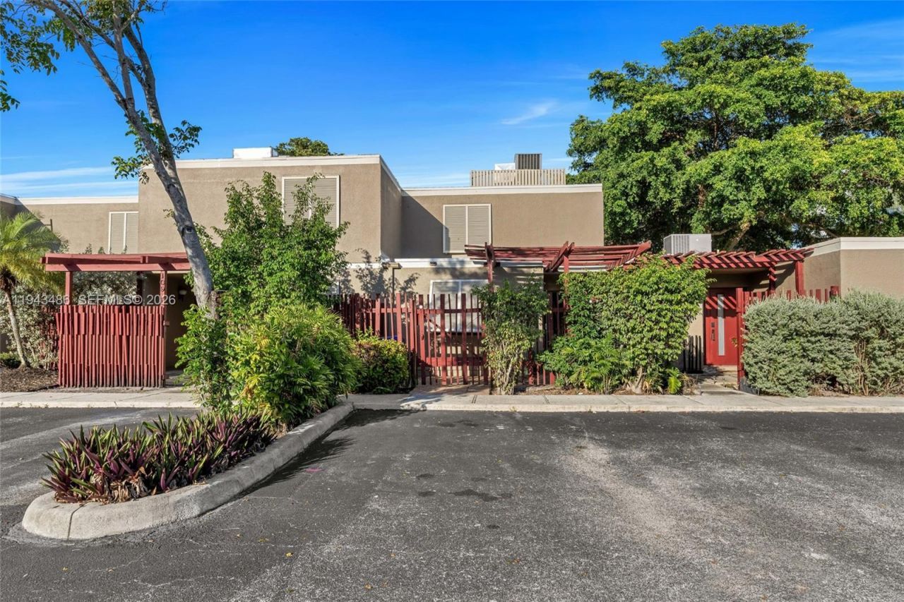 10911 Cedar Ln, Pembroke Pines, FL 33026 Photo