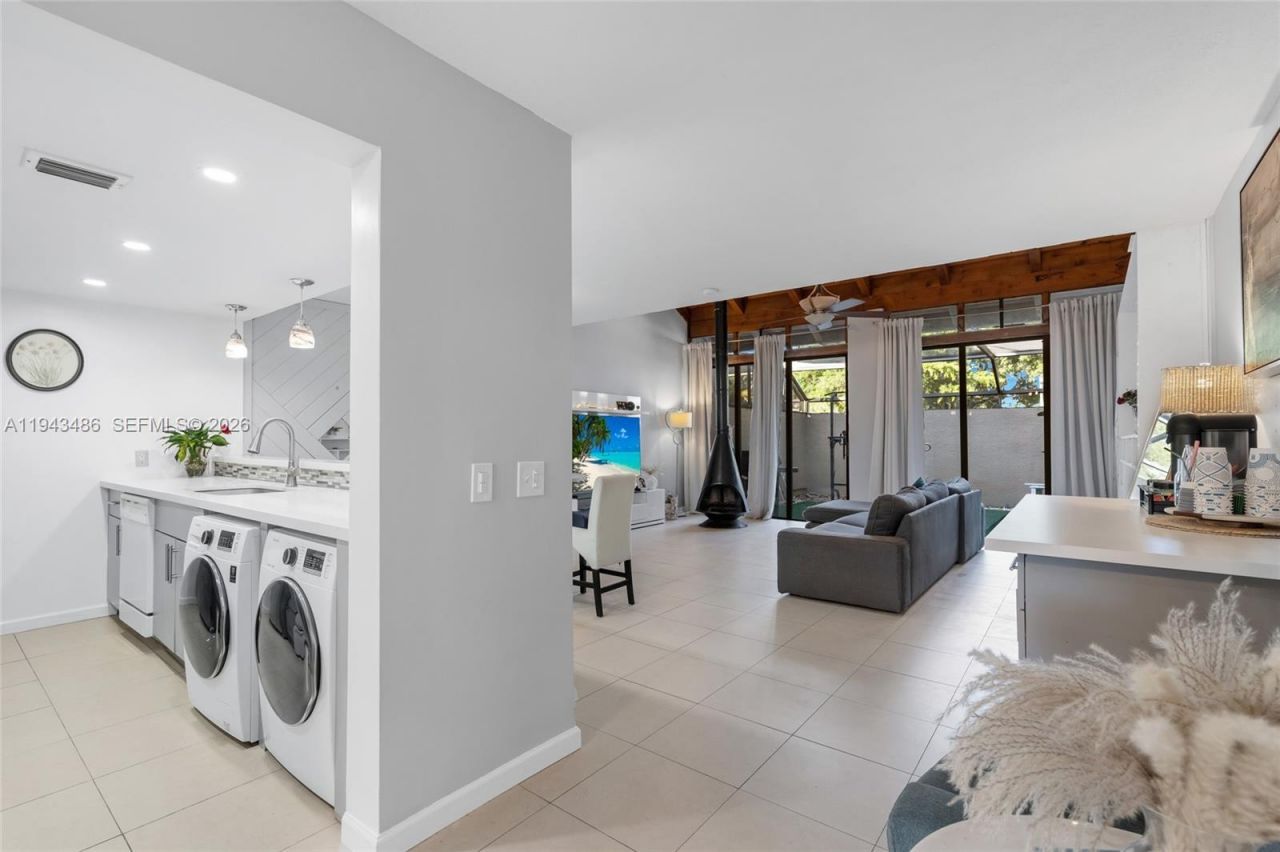 10911 Cedar Ln, Pembroke Pines, FL 33026 Photo