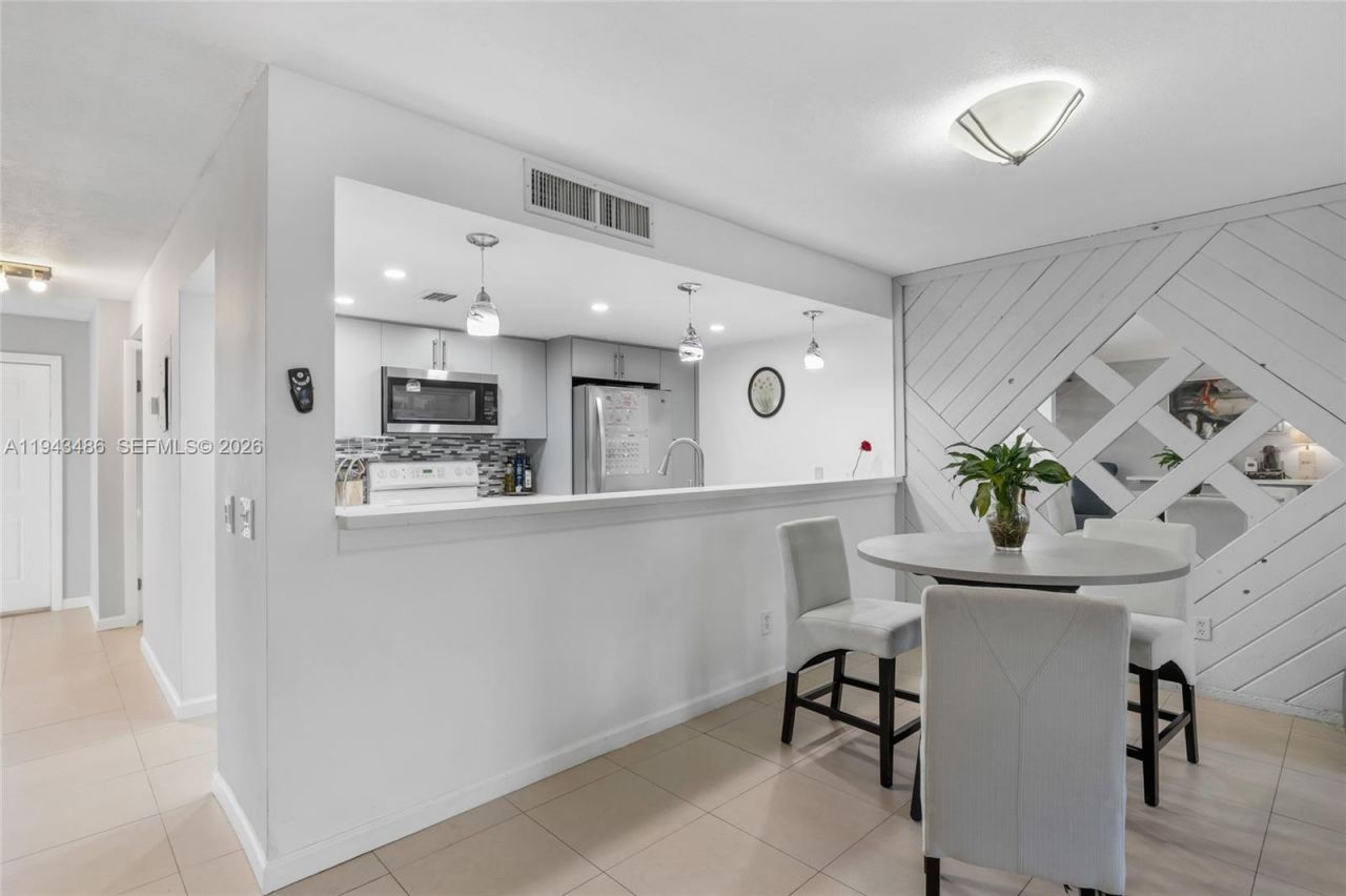 10911 Cedar Ln, Pembroke Pines, FL 33026 Photo