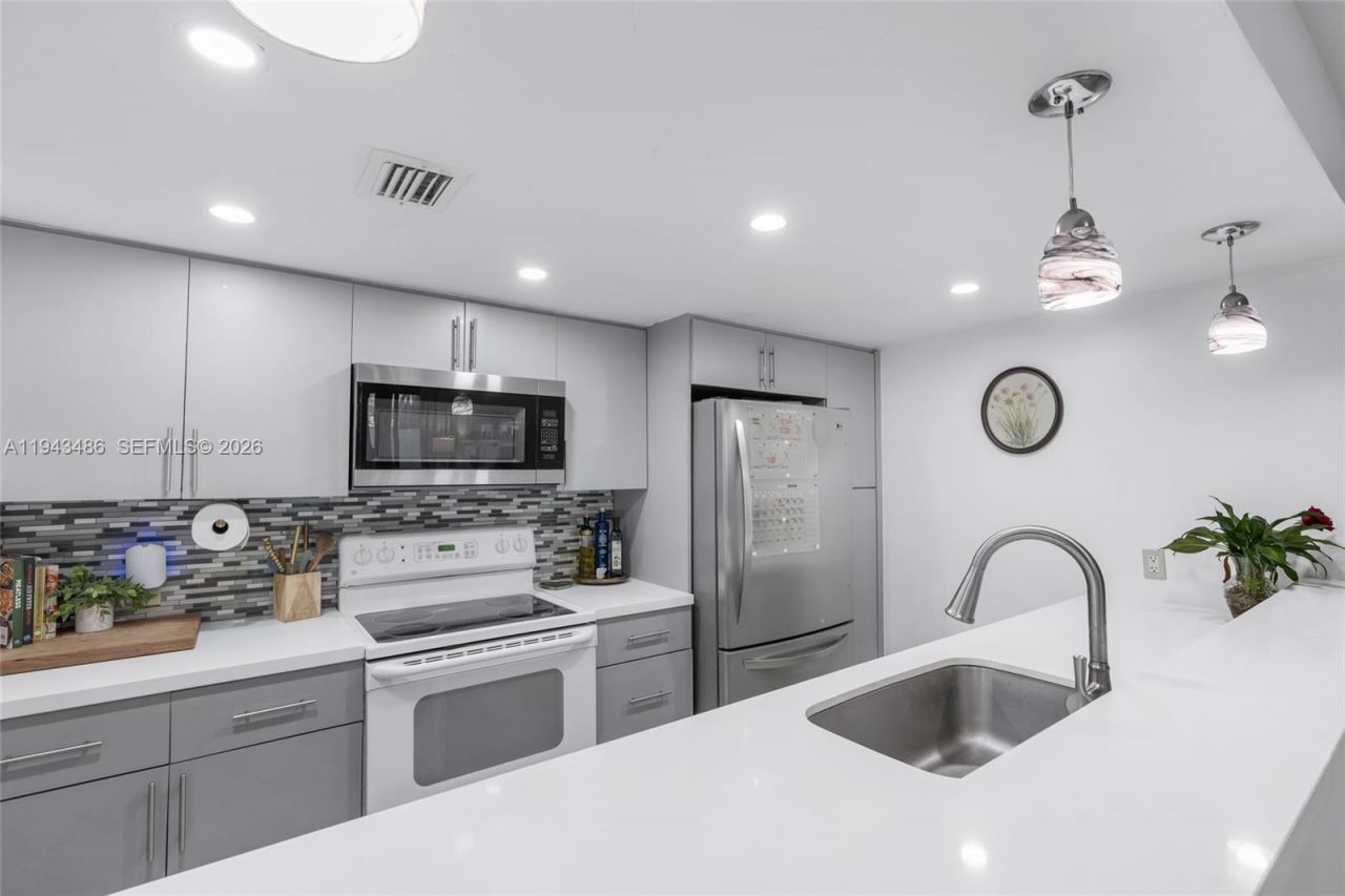 10911 Cedar Ln, Pembroke Pines, FL 33026 Photo