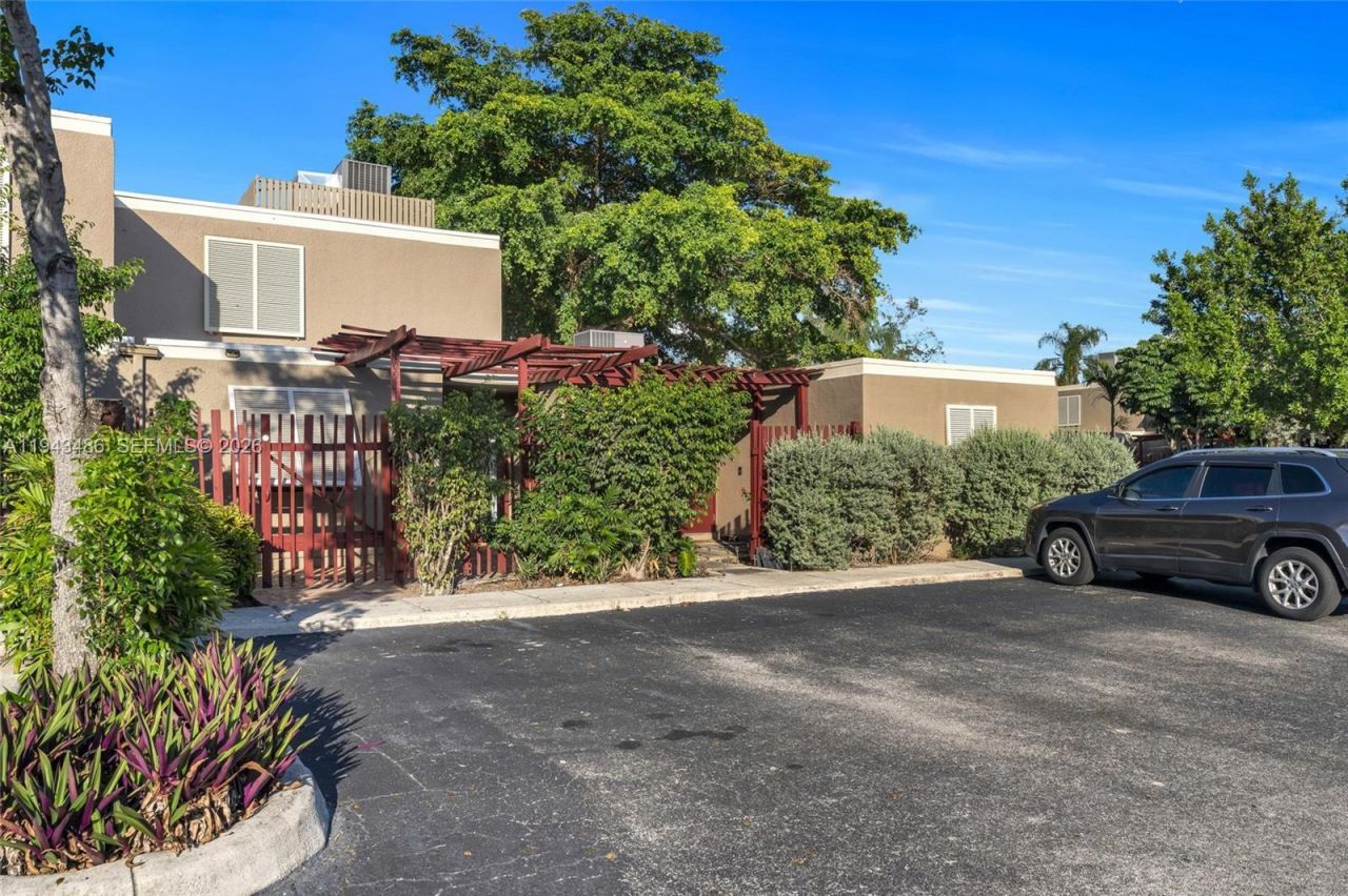 10911 Cedar Ln, Pembroke Pines, FL 33026 Photo