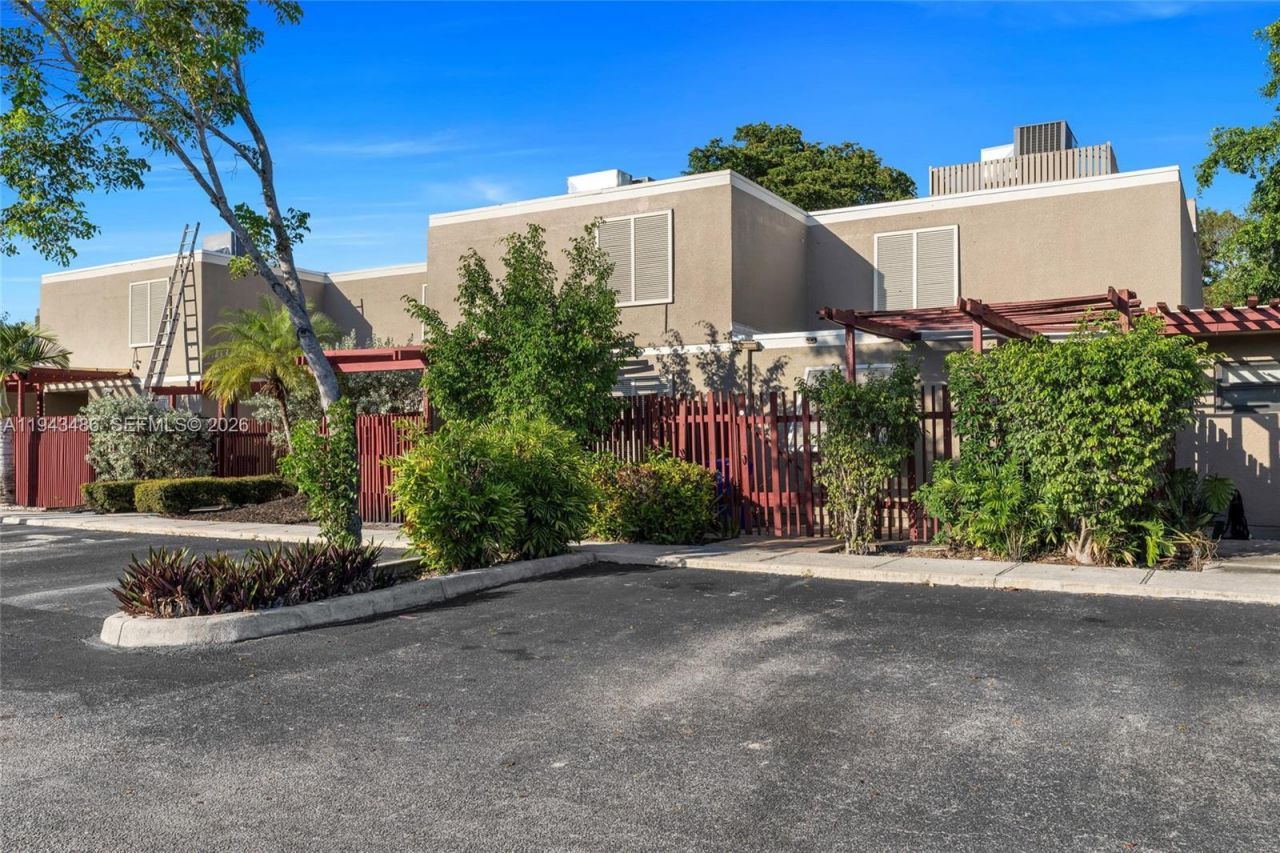 10911 Cedar Ln, Pembroke Pines, FL 33026 Photo