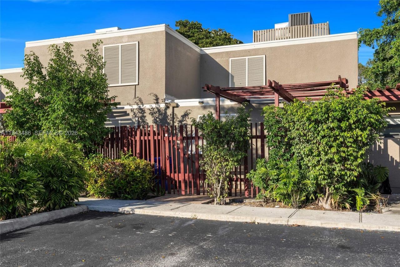 10911 Cedar Ln, Pembroke Pines, FL 33026 Photo