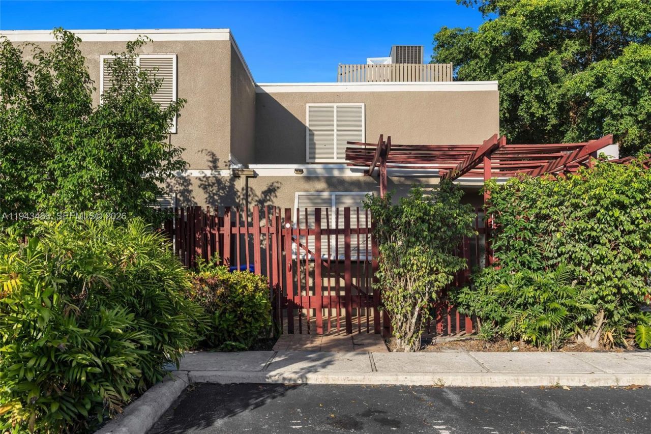 10911 Cedar Ln, Pembroke Pines, FL 33026 Photo