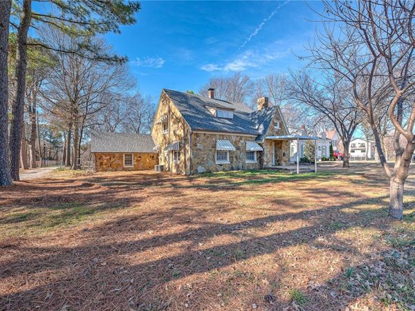 1705 N Garland Avenue, Fayetteville, AR 72703