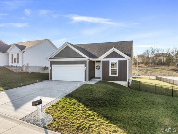 2300 Matthias Close, Washington, MO 63090