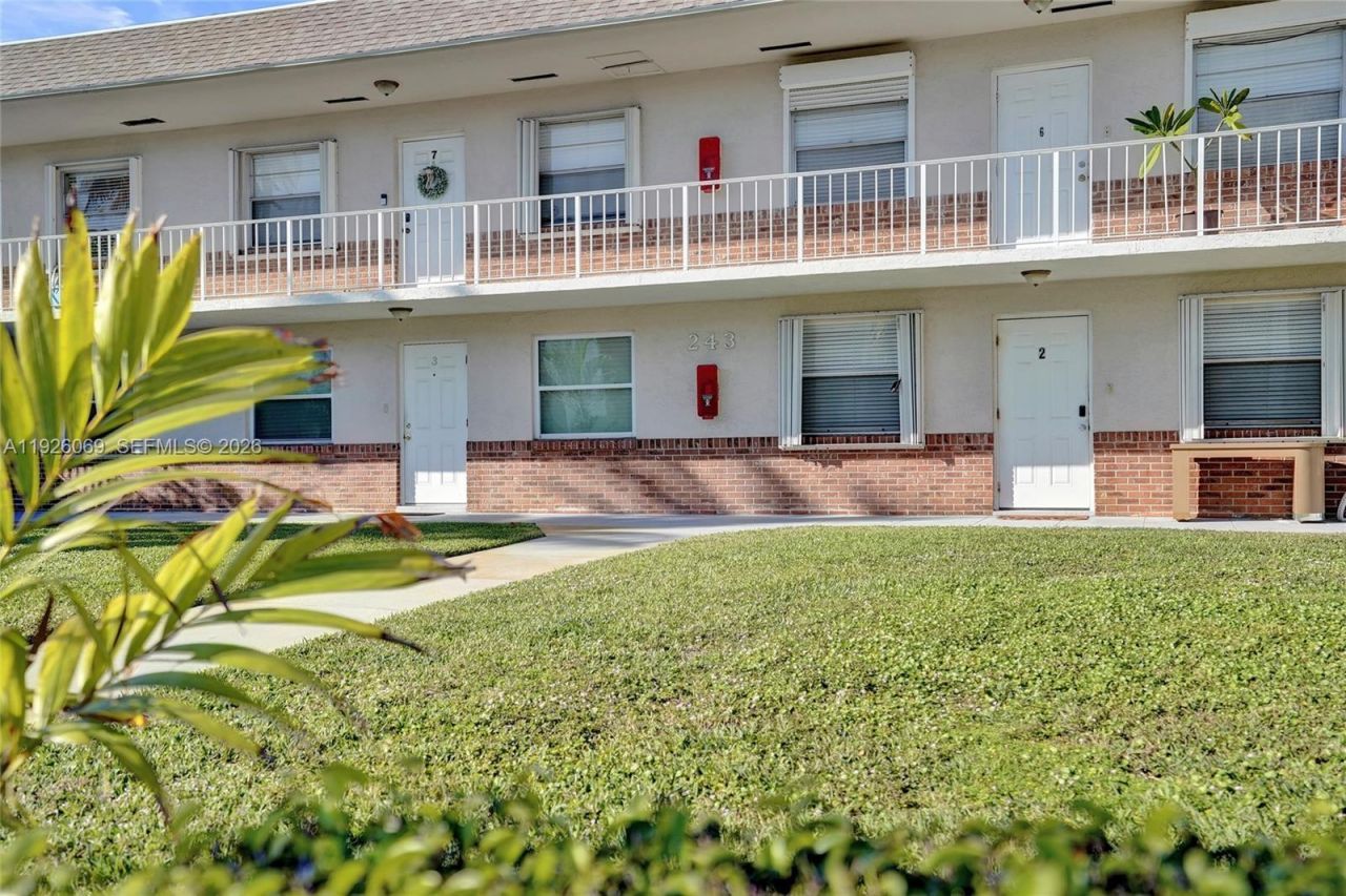 243 Castlewood Dr, Unit 2, North Palm Beach, FL 33408 Photo