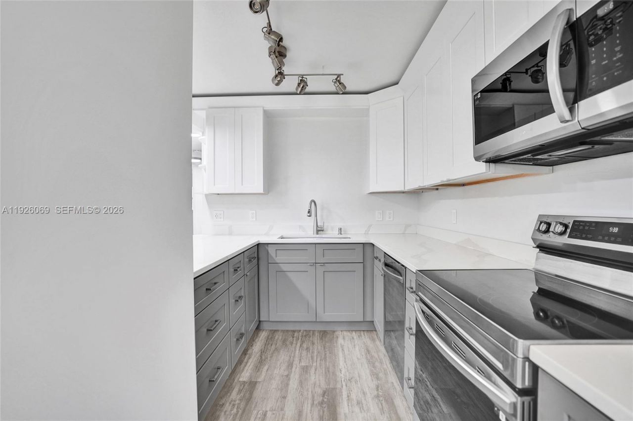 243 Castlewood Dr, Unit 2, North Palm Beach, FL 33408 Photo