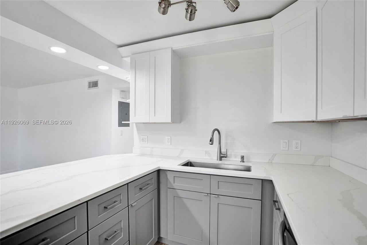 243 Castlewood Dr, Unit 2, North Palm Beach, FL 33408 Photo