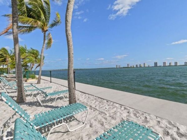 1040 Lake Shore Drive, Unit 206, West Palm Beach, FL 33403