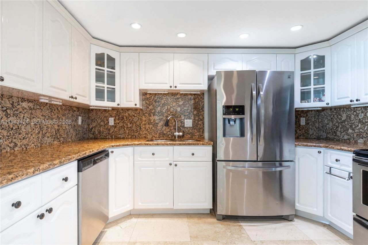 100 Bayview Dr, Unit 907, Sunny Isles Beach, FL 33160 Photo