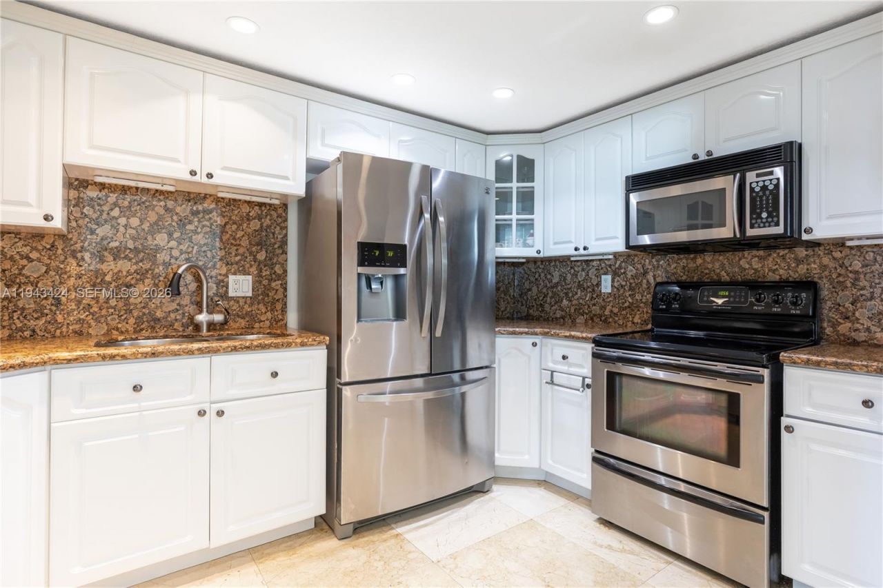 100 Bayview Dr, Unit 907, Sunny Isles Beach, FL 33160 Photo