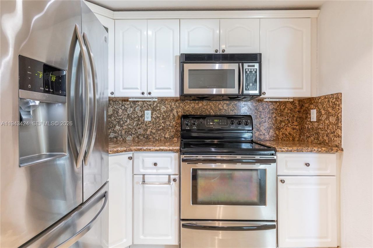 100 Bayview Dr, Unit 907, Sunny Isles Beach, FL 33160 Photo