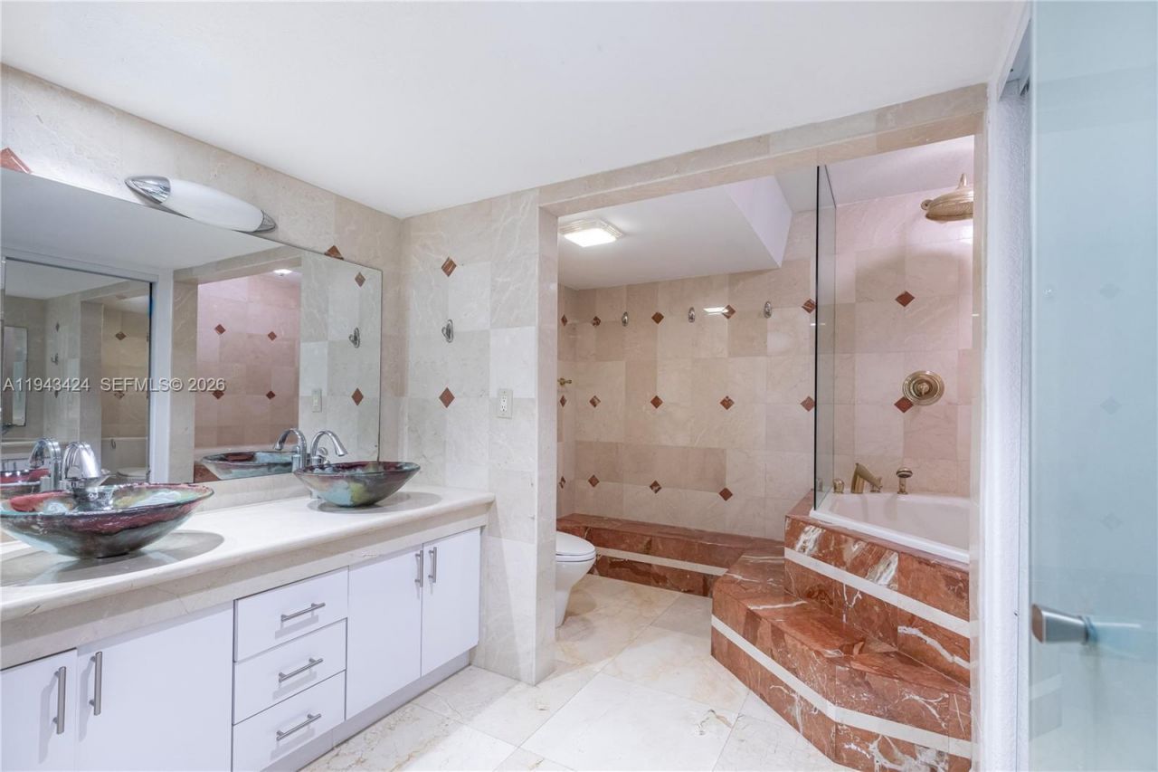 100 Bayview Dr, Unit 907, Sunny Isles Beach, FL 33160 Photo