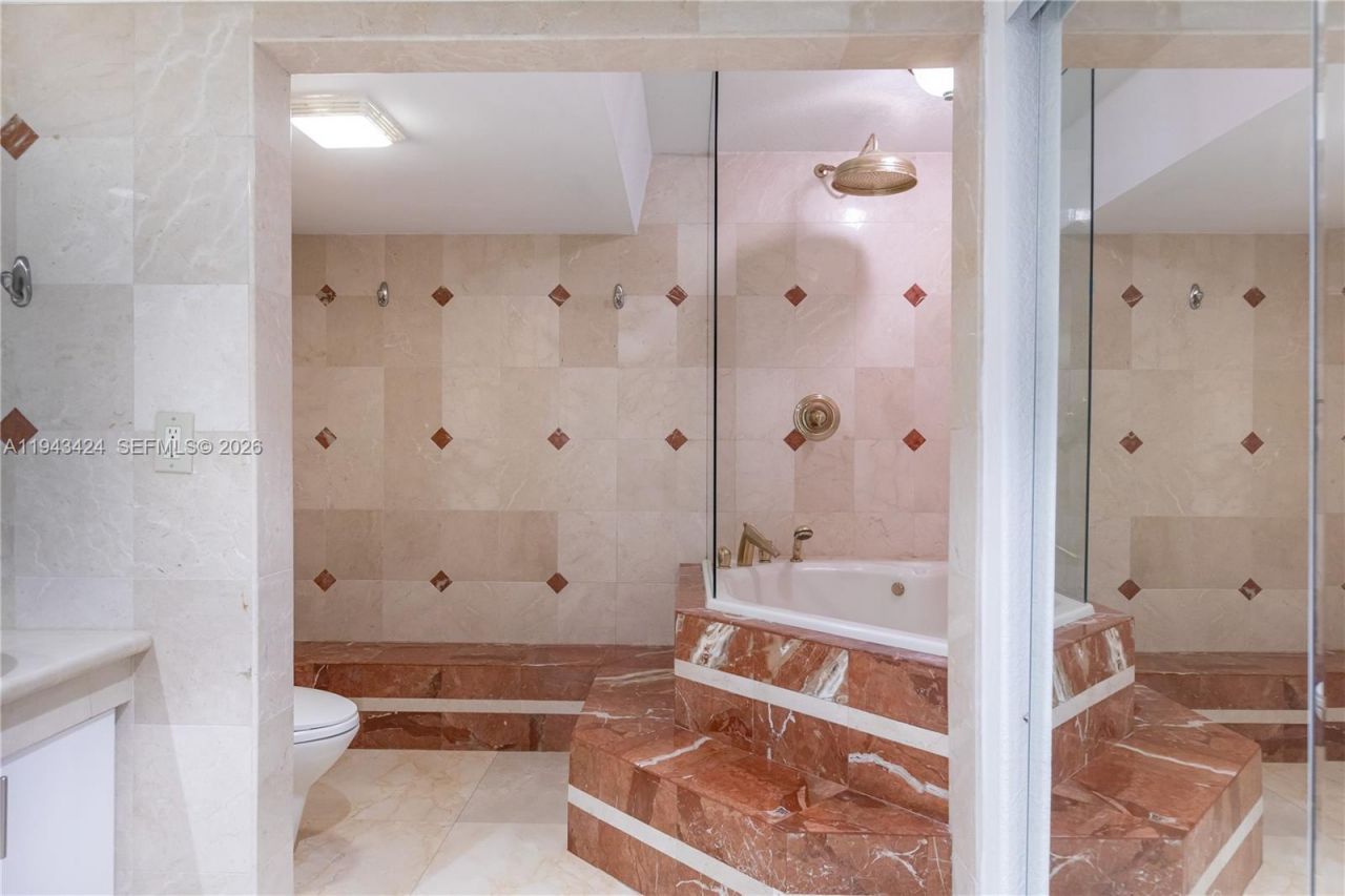 100 Bayview Dr, Unit 907, Sunny Isles Beach, FL 33160 Photo