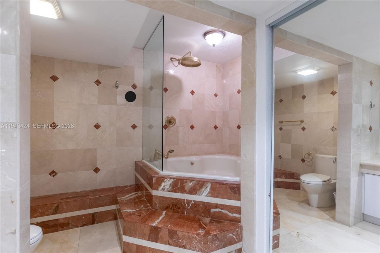 100 Bayview Dr, Unit 907, Sunny Isles Beach, FL 33160 Photo