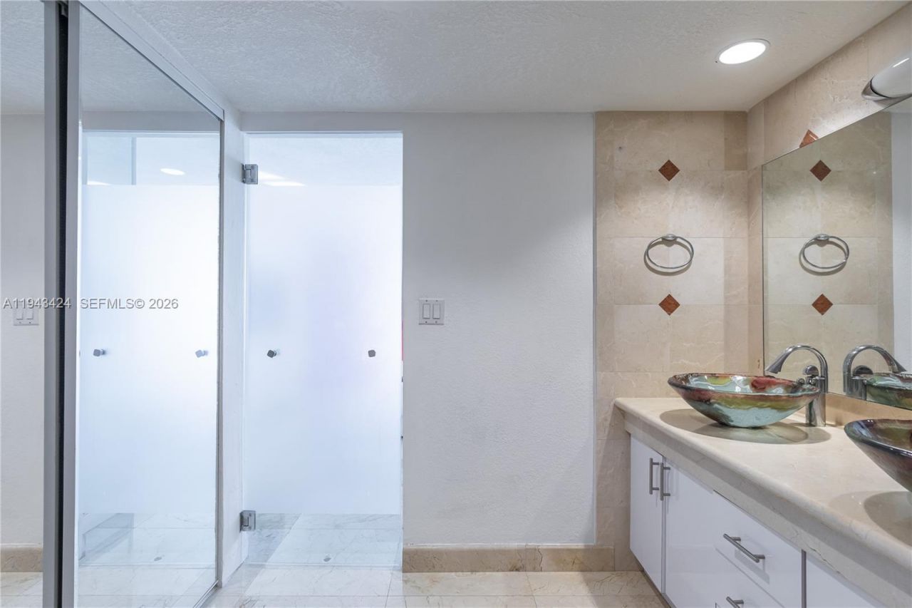 100 Bayview Dr, Unit 907, Sunny Isles Beach, FL 33160 Photo