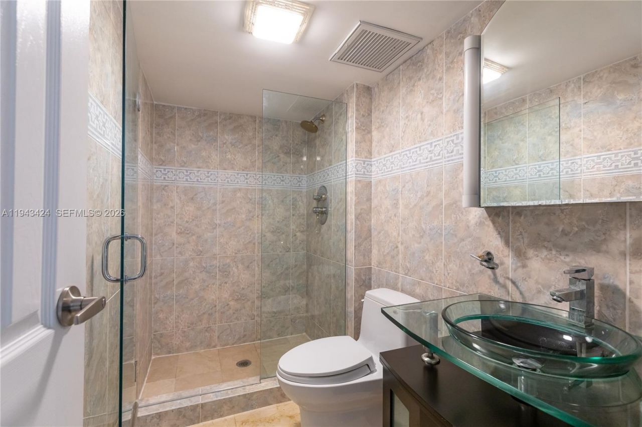 100 Bayview Dr, Unit 907, Sunny Isles Beach, FL 33160 Photo