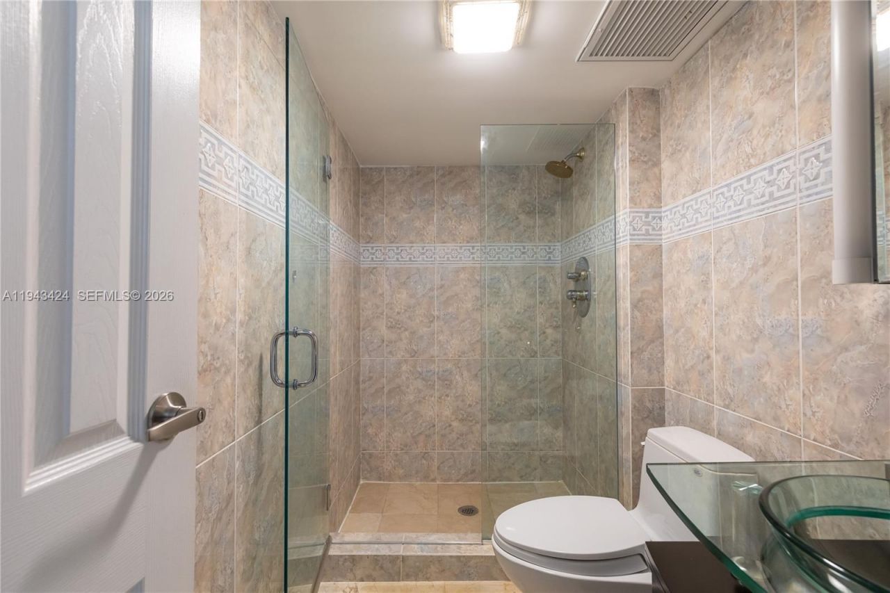 100 Bayview Dr, Unit 907, Sunny Isles Beach, FL 33160 Photo