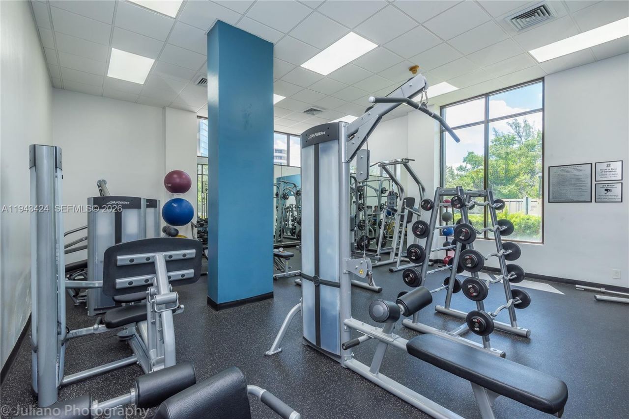 100 Bayview Dr, Unit 907, Sunny Isles Beach, FL 33160 Photo