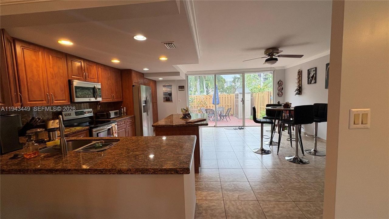 808 NE 27th Ave, Unit 808, Hallandale Beach, FL 33009 Photo