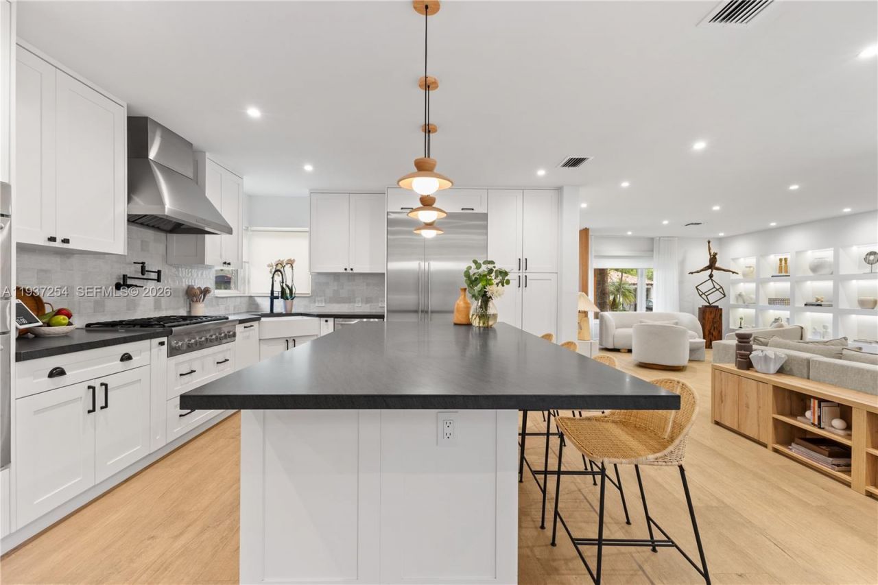 800 NE 72nd St, Miami, FL 33138 Photo