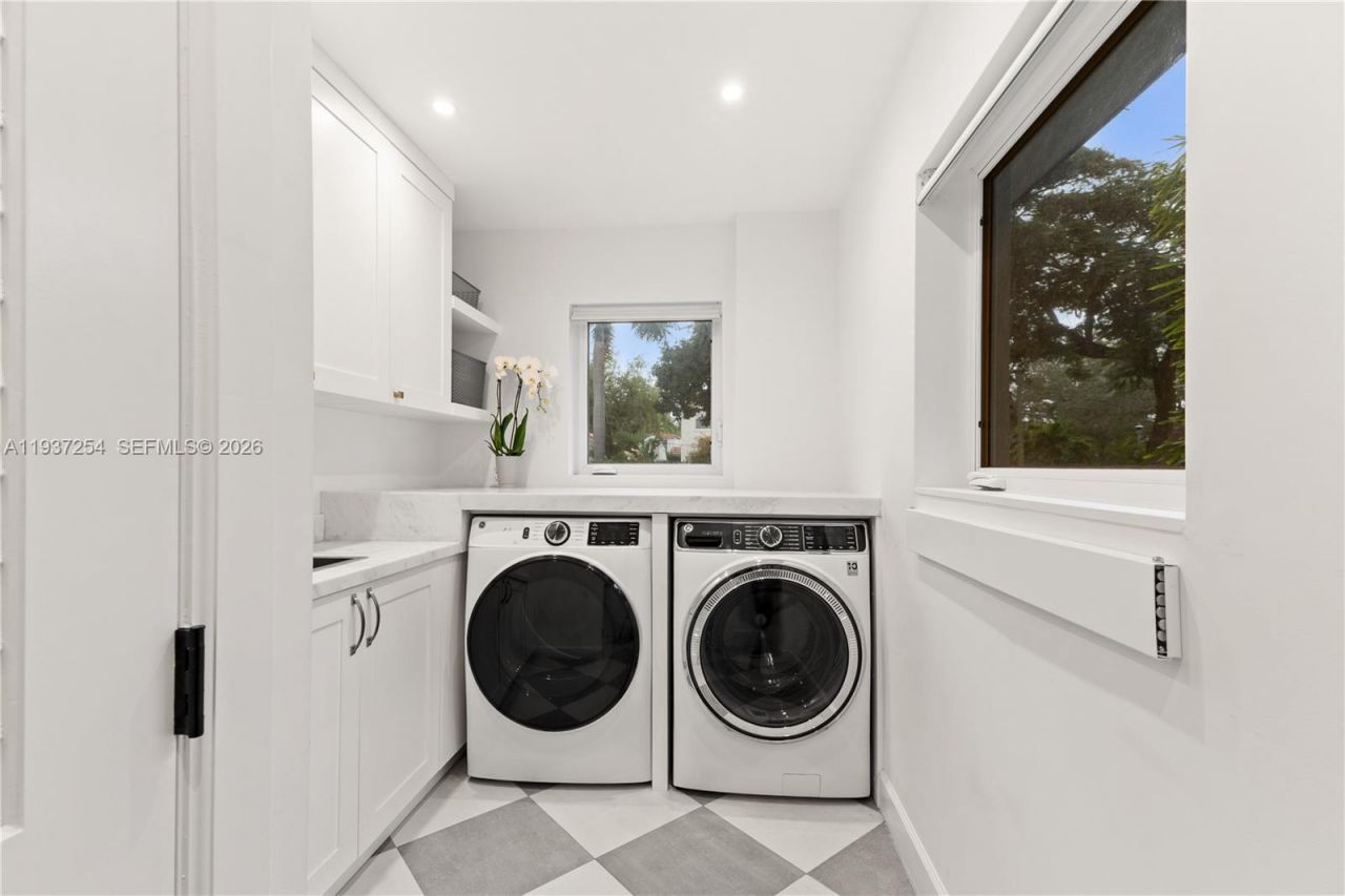 800 NE 72nd St, Miami, FL 33138 Photo