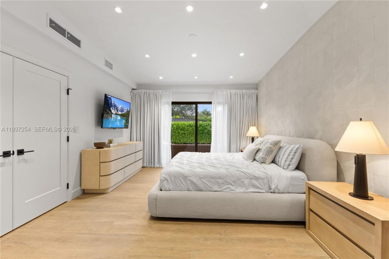 800 NE 72nd St, Miami, FL 33138 Photo