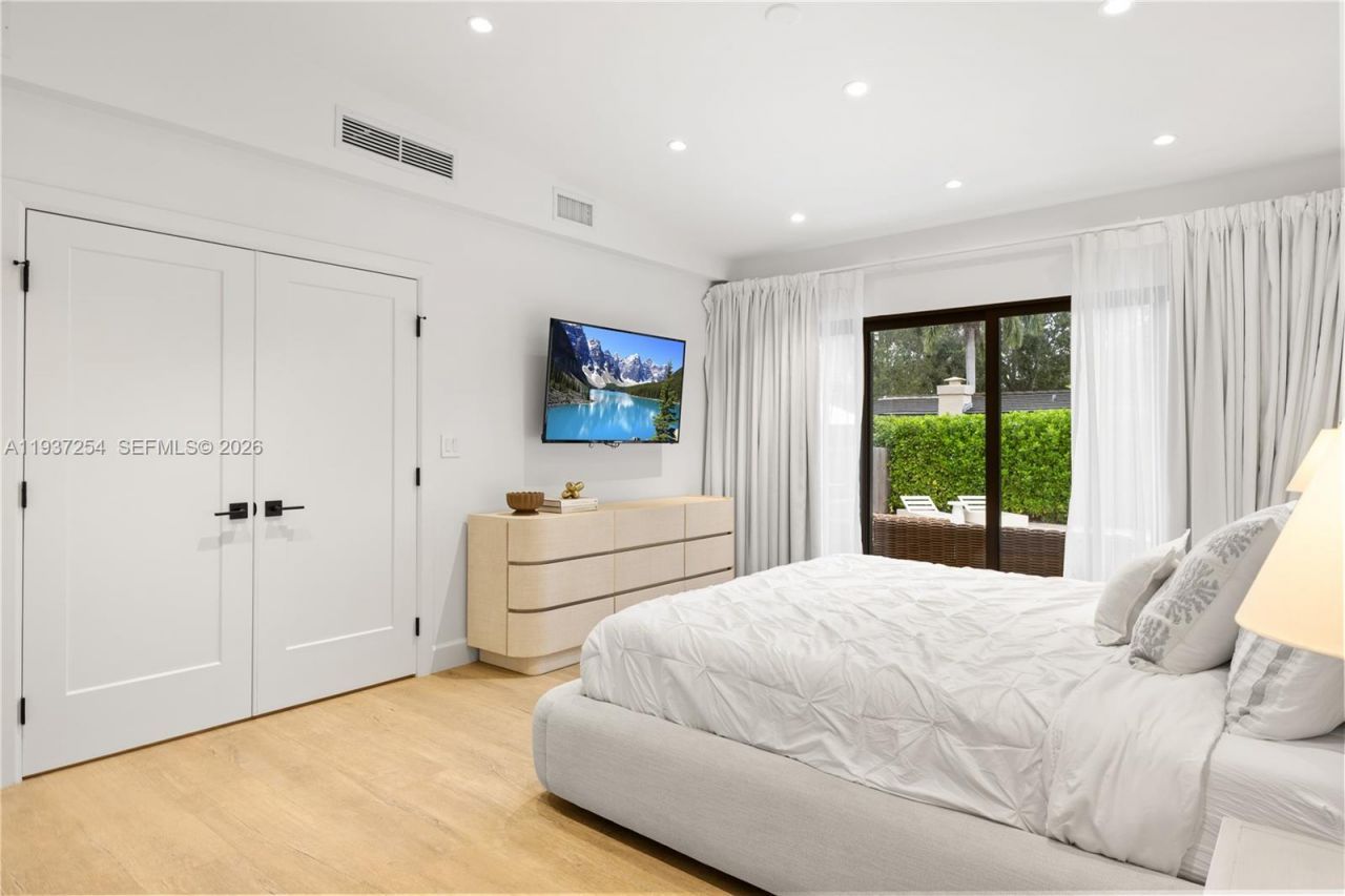 800 NE 72nd St, Miami, FL 33138 Photo