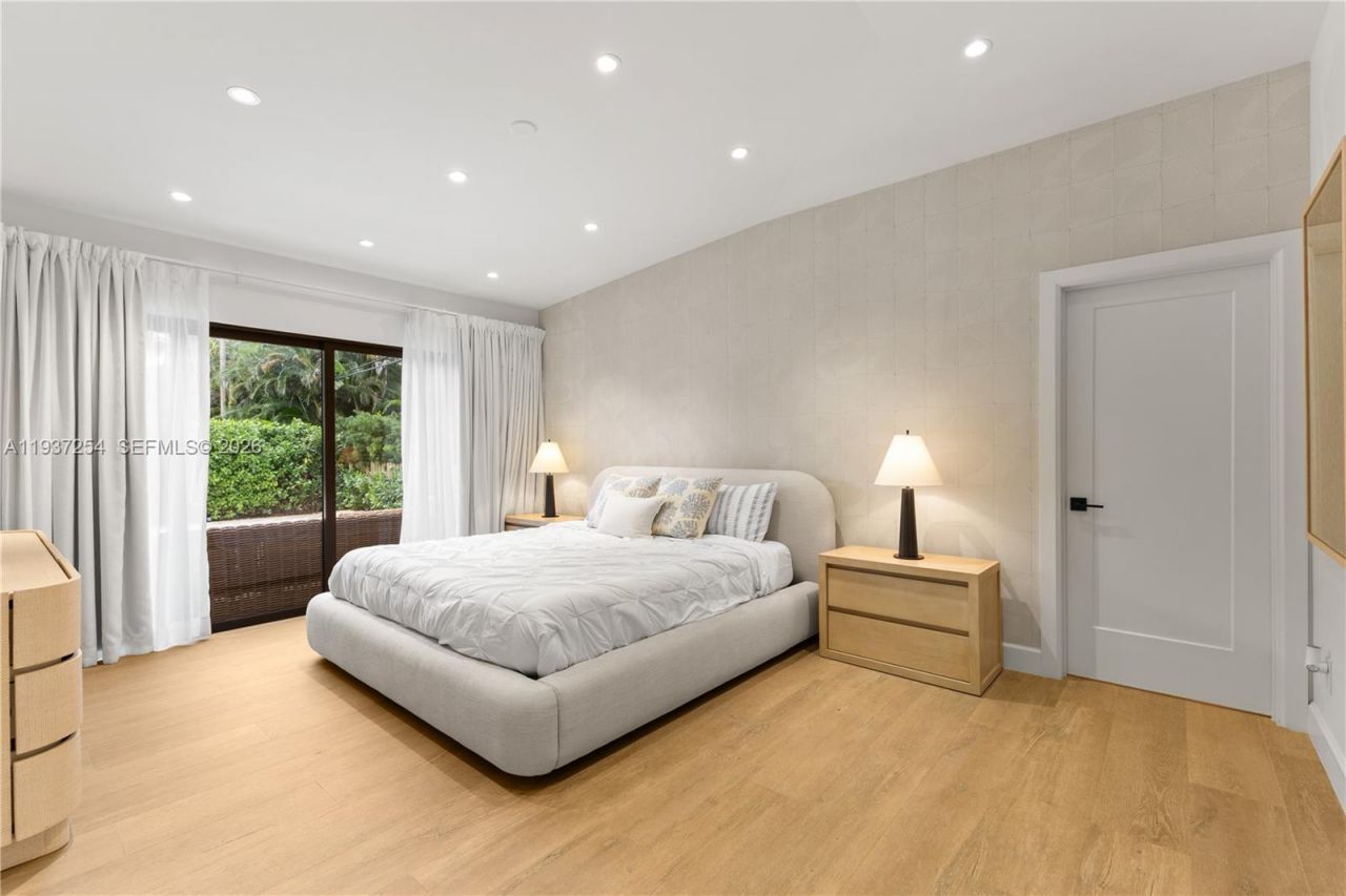 800 NE 72nd St, Miami, FL 33138 Photo