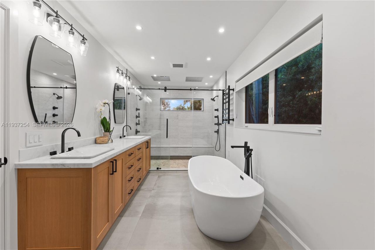 800 NE 72nd St, Miami, FL 33138 Photo