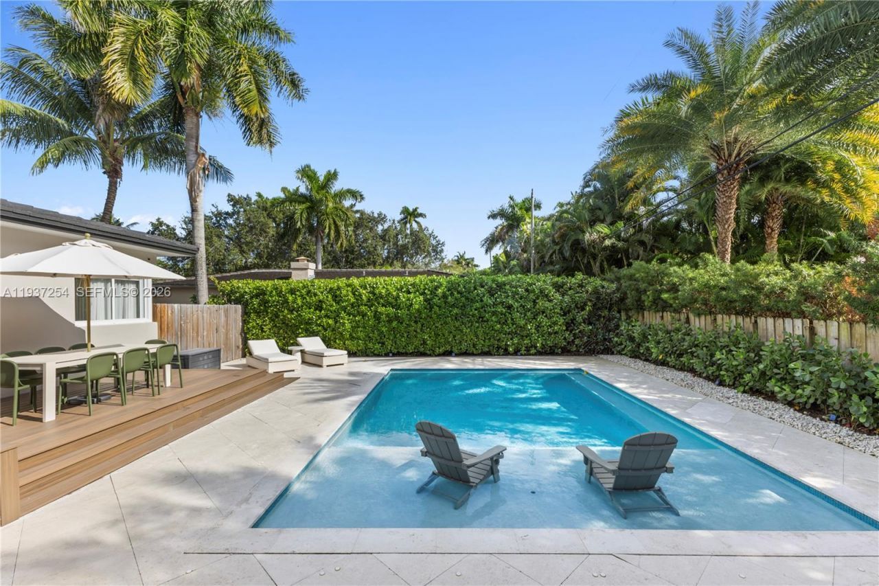 800 NE 72nd St, Miami, FL 33138 Photo