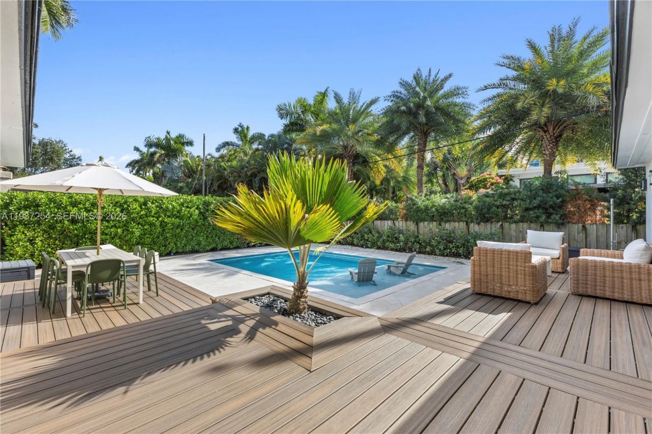 800 NE 72nd St, Miami, FL 33138 Photo