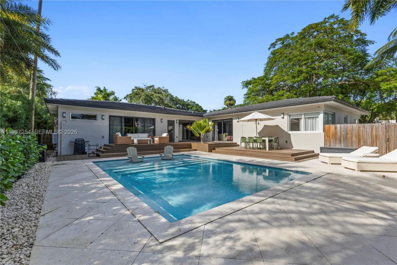 800 NE 72nd St, Miami, FL 33138 Photo