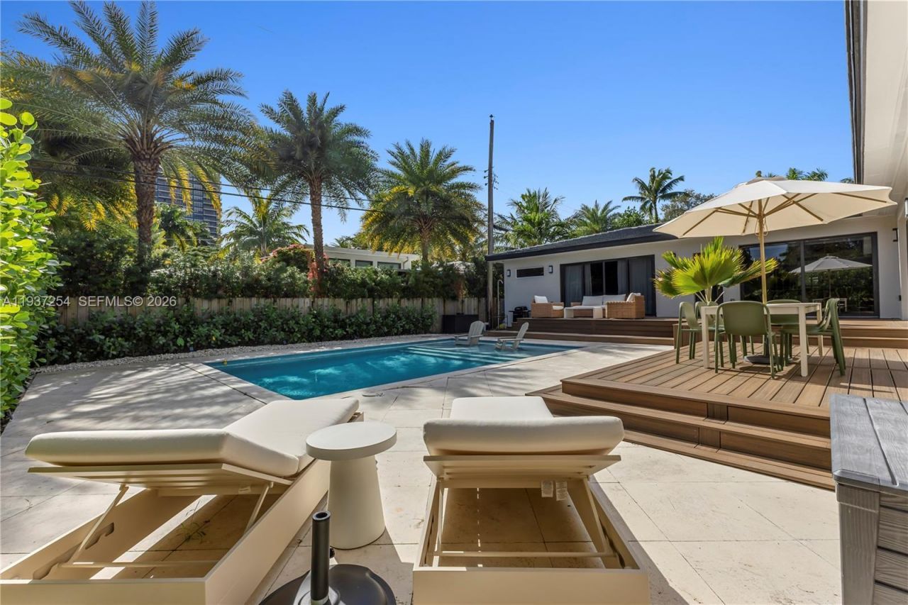 800 NE 72nd St, Miami, FL 33138 Photo