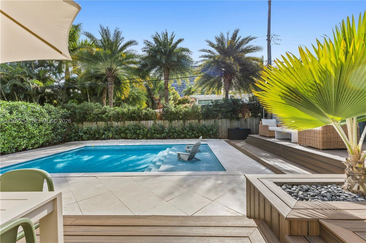 800 NE 72nd St, Miami, FL 33138 Photo